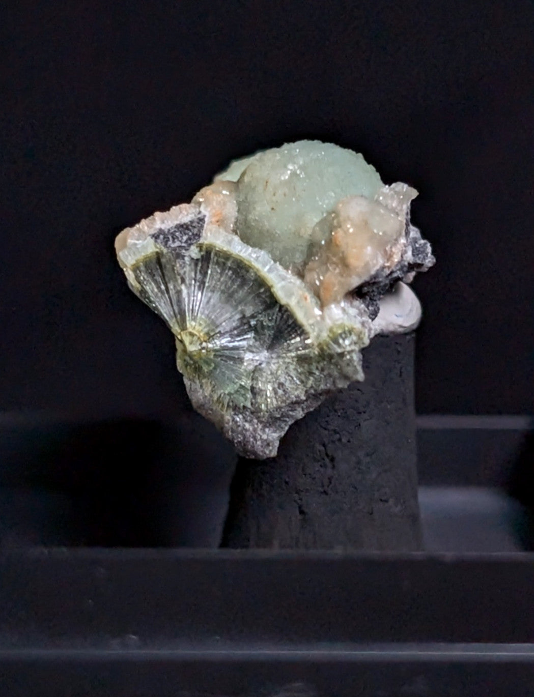 A+++ UV Reactive Wavellite -Old Stock- Mauldin Mountain, Arkansas, USA, w/ case