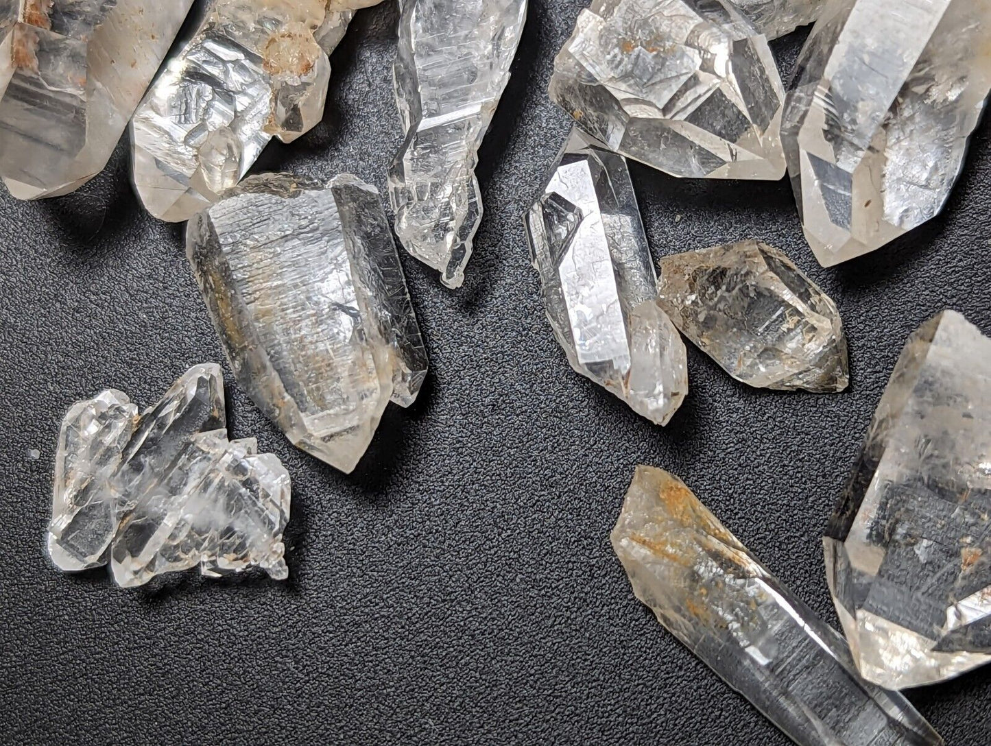 Arkansas Quartz Crystals 1 oz set approx 20-25 small Garland Co old stock. - Collectibles:Rocks Fossils &