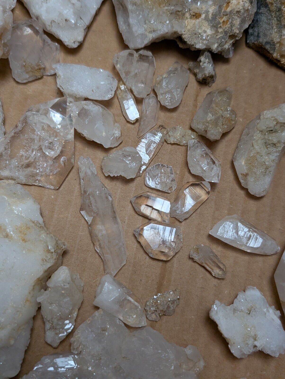 Flat of 55 Natural Quartz Crystal Specimens - Arkansas USA (Clusters Points) - Collectibles:Rocks Fossils &