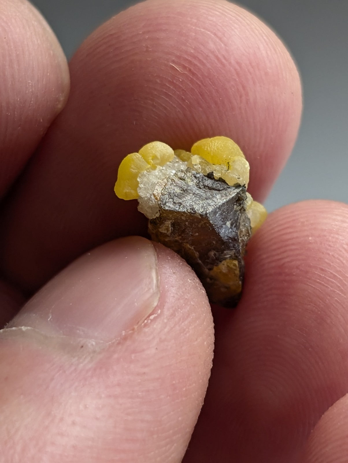 Greenockite included Smithsonite on Quartz/Sphalerite, Rush, Marion Co, Arkansas