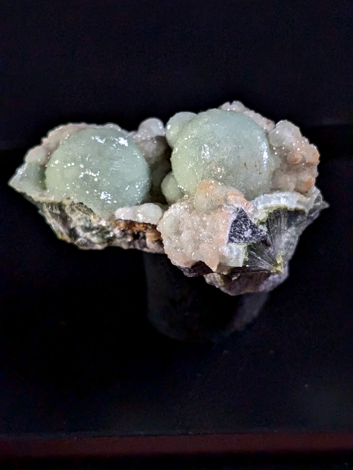 A+++ UV Reactive Wavellite -Old Stock- Mauldin Mountain, Arkansas, USA, w/ case