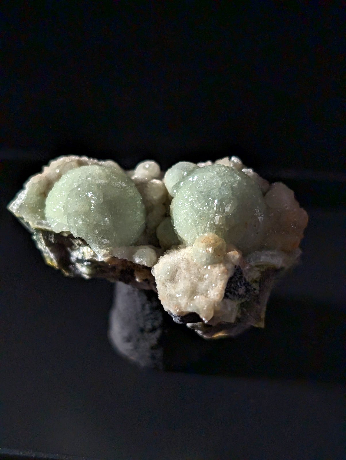 A+++ UV Reactive Wavellite -Old Stock- Mauldin Mountain, Arkansas, USA, w/ case