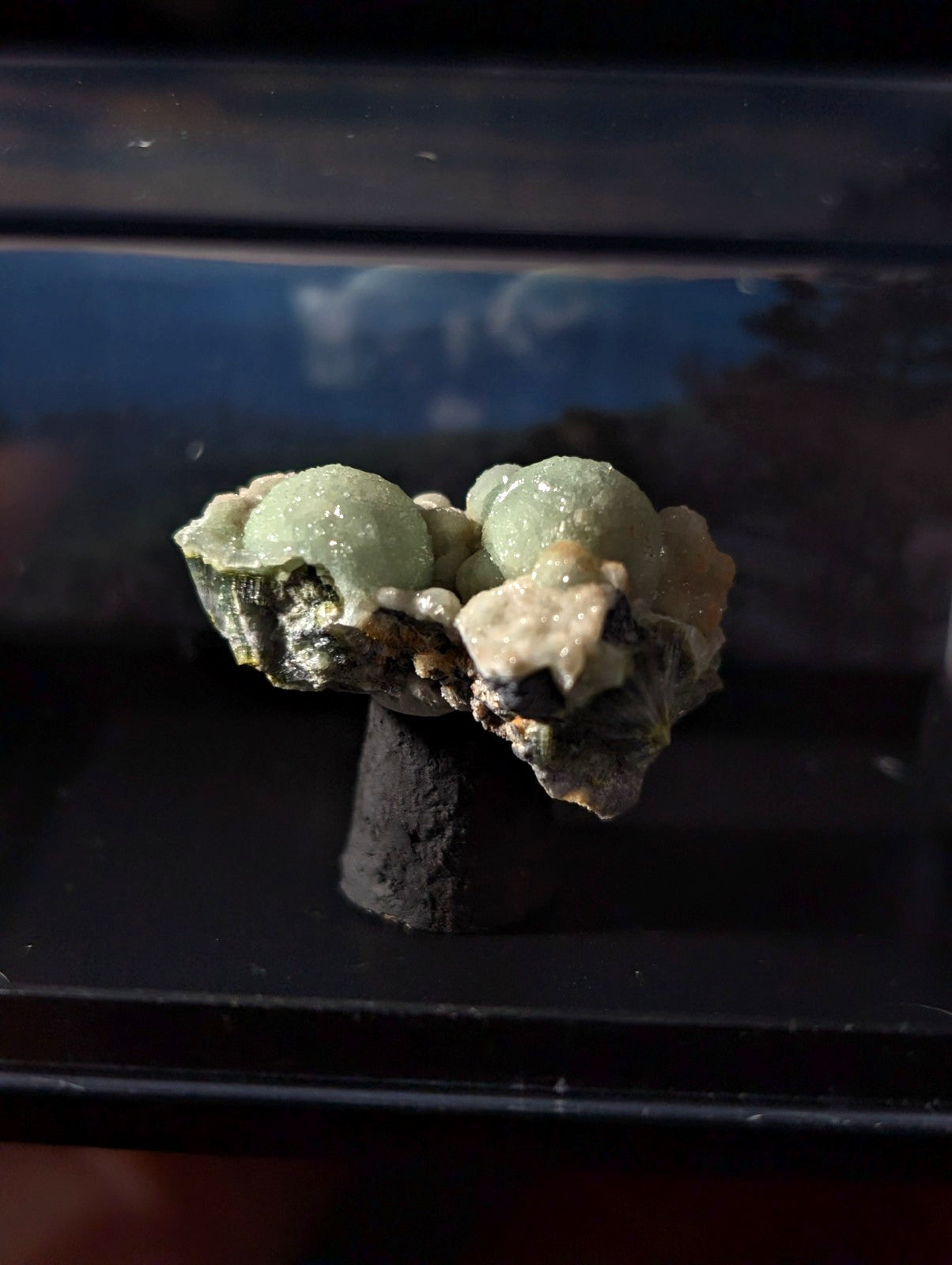 A+++ UV Reactive Wavellite -Old Stock- Mauldin Mountain, Arkansas, USA, w/ case
