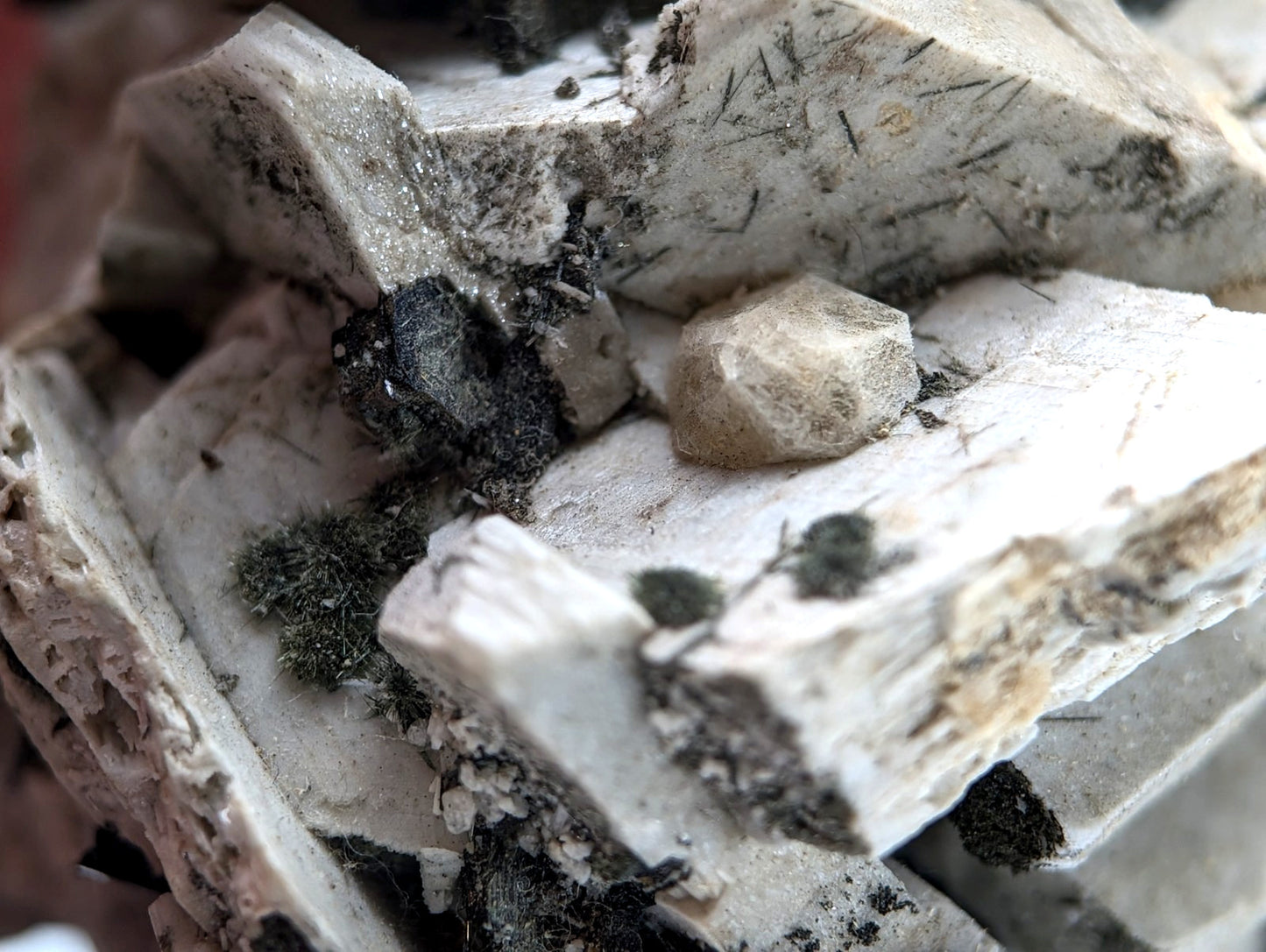 Albite, Biotite, Aegerine, Analcime, 3M Quarry, Little Rock, Arkansas, Delinde!