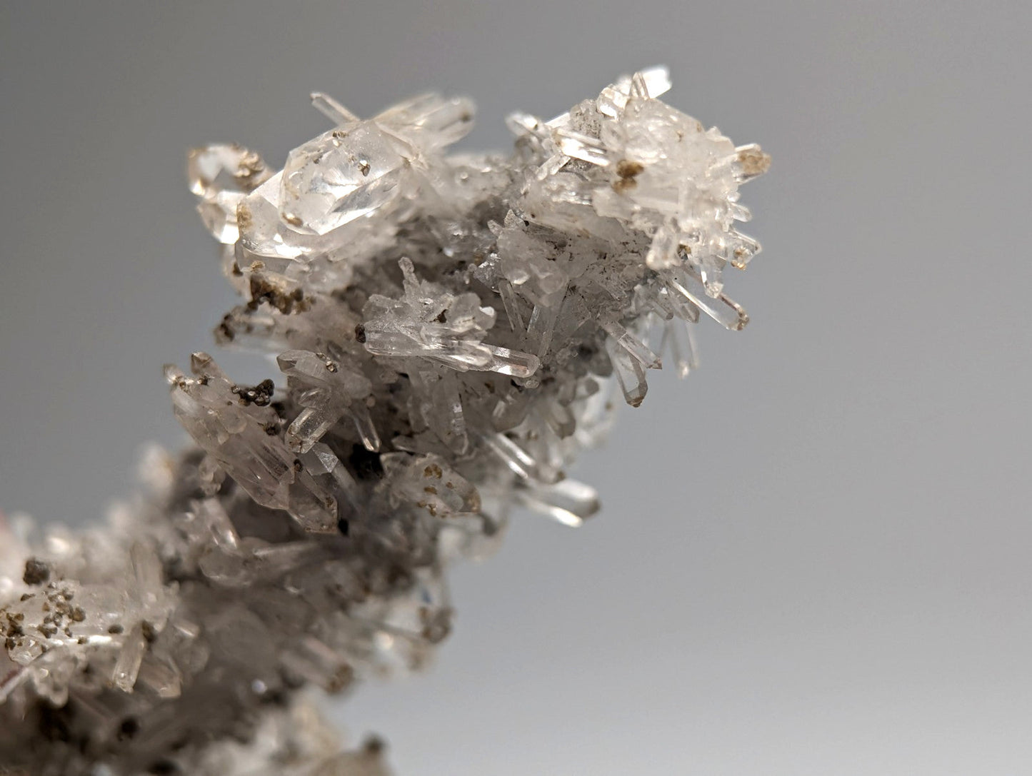 A++++ solution quartz with uv reactive cookeite showing sharp interlocking clear and cloudy crystals from Arkansas