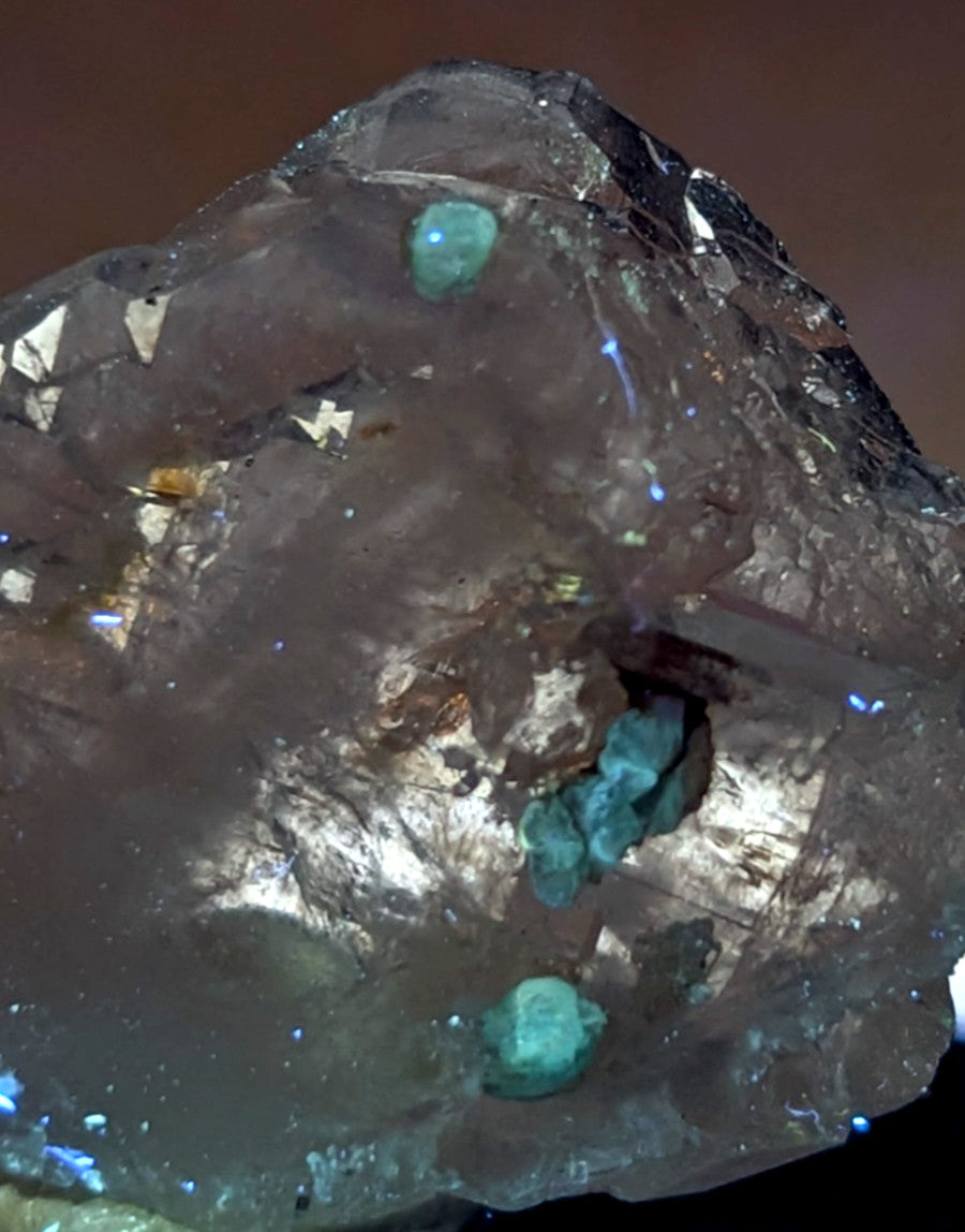 Faden quartz crystal with ultraviolet reactive blue-green cookeite inclusions from saline county arkansas