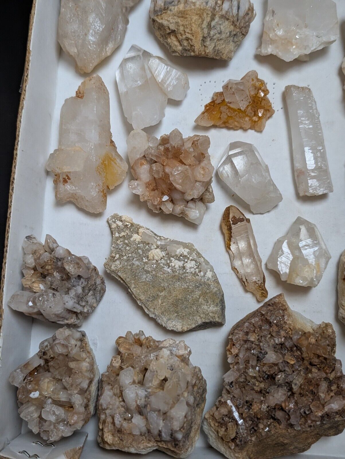 Flat of 31 Natural Quartz Crystal Specimens - Arkansas USA (Clusters Points) - Collectibles:Rocks Fossils &