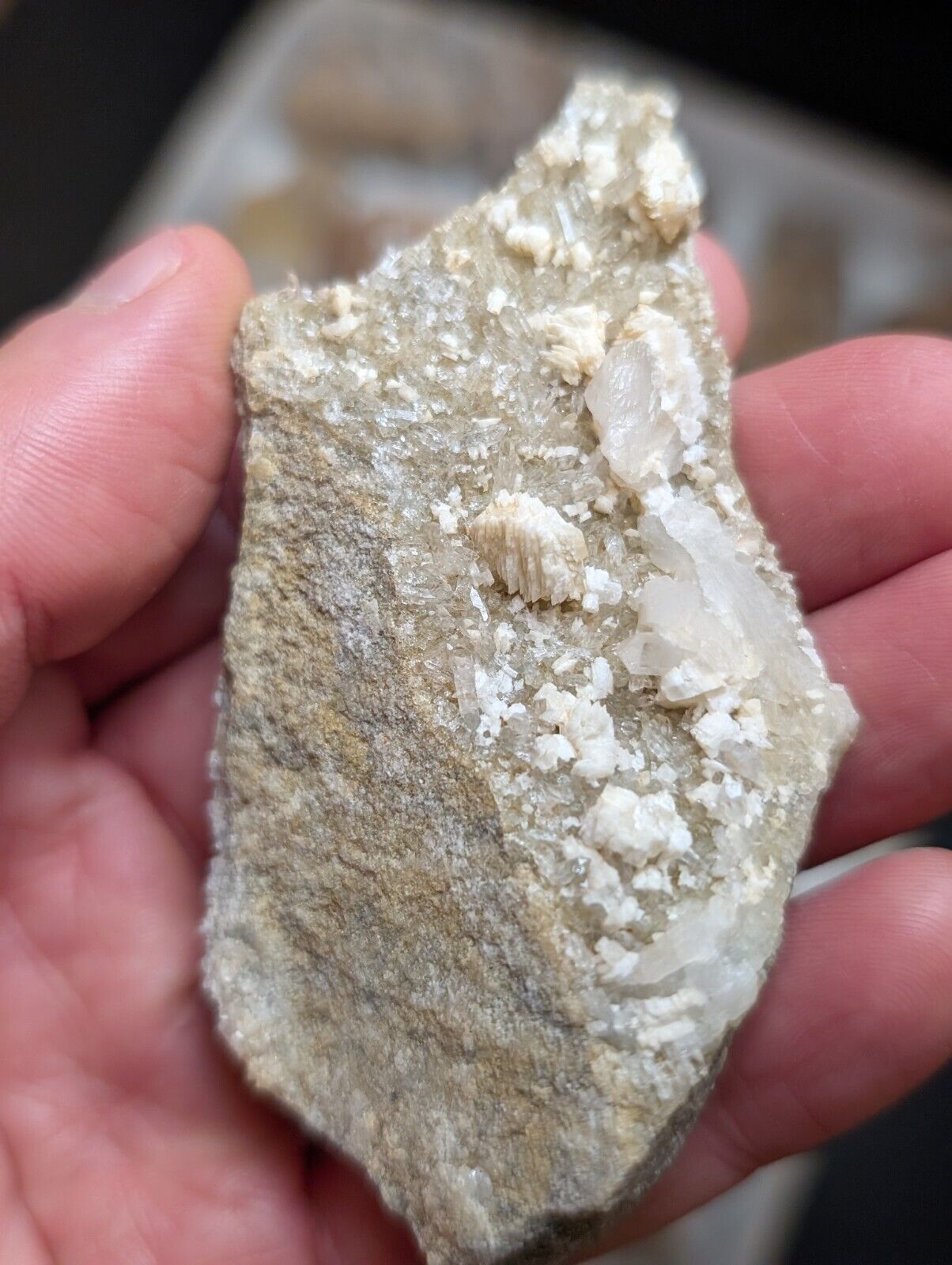 Flat of 31 Natural Quartz Crystal Specimens - Arkansas USA (Clusters Points) - Collectibles:Rocks Fossils &