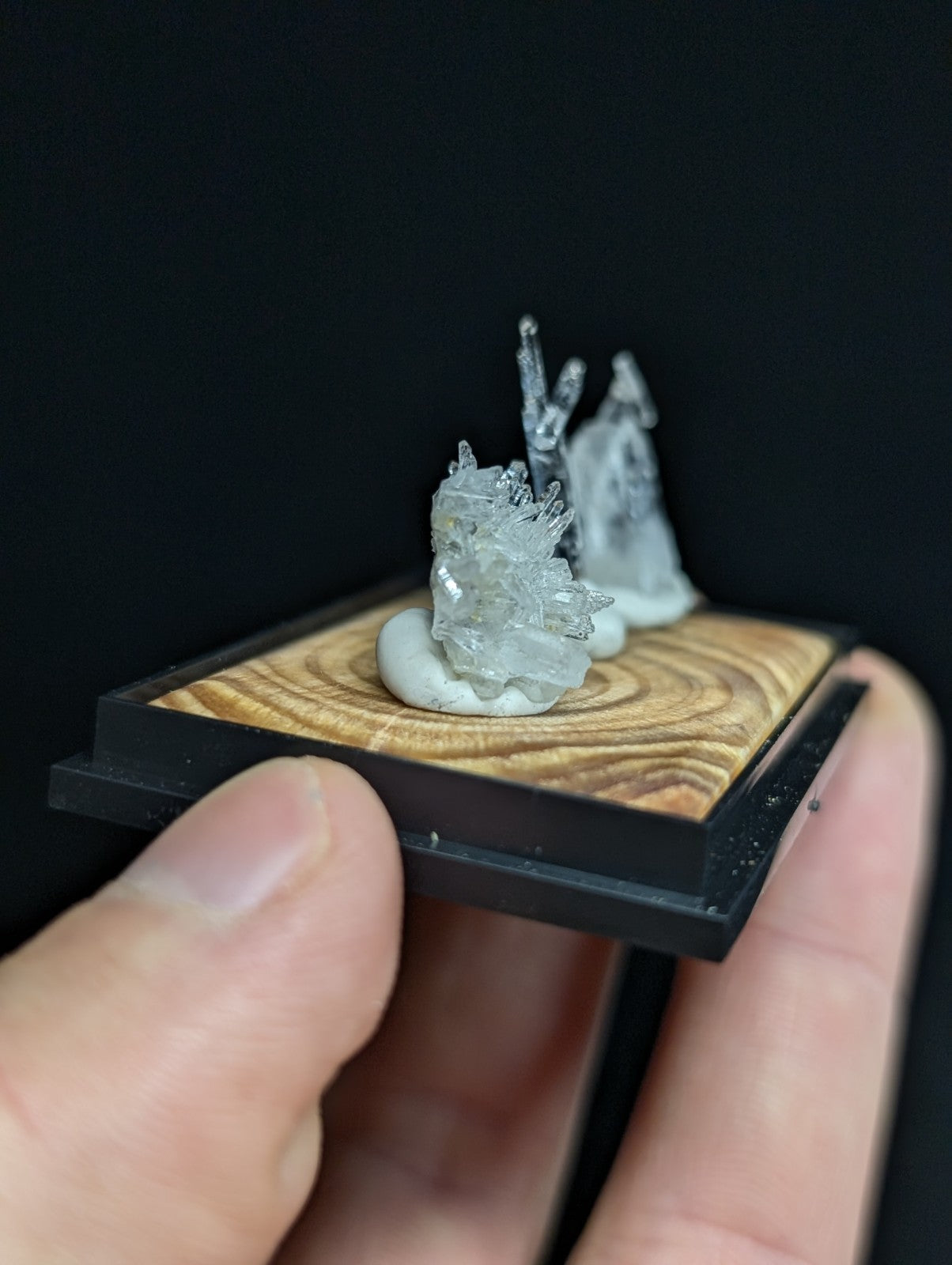 透明水晶矿石模型，置于木质底座上。