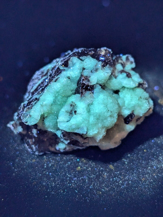 UV Reactive Wavellite -Old Stock Mauldin Mountain Montgomery County Arkansas - Collectibles:Rocks Fossils &
